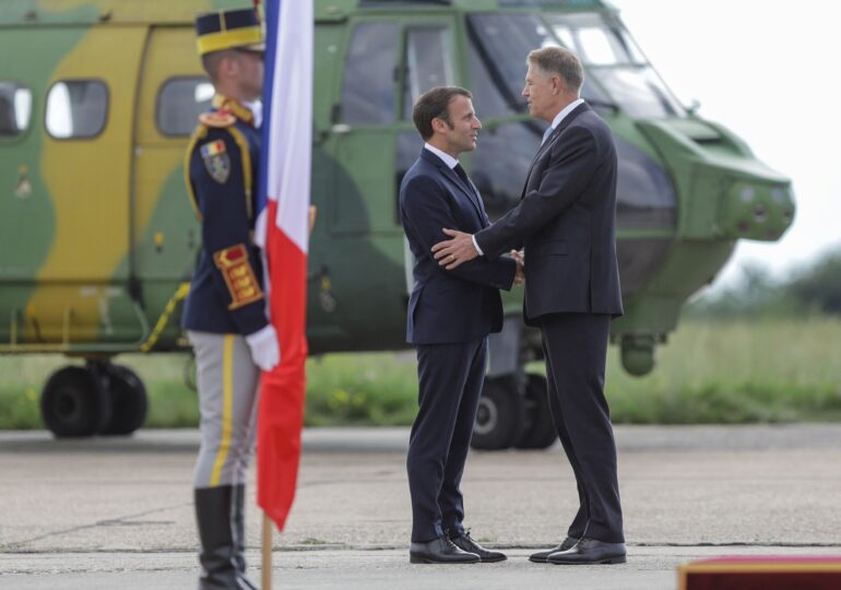 Macron a salutat în limba română Garda de Onoare la baza militară NATO de la Kogălniceanu: Bună ziua! (Foto & Video)