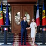 Macron i-a adus un omagiu lui Eminescu, în timpul vizitei la Chişinău (Foto)