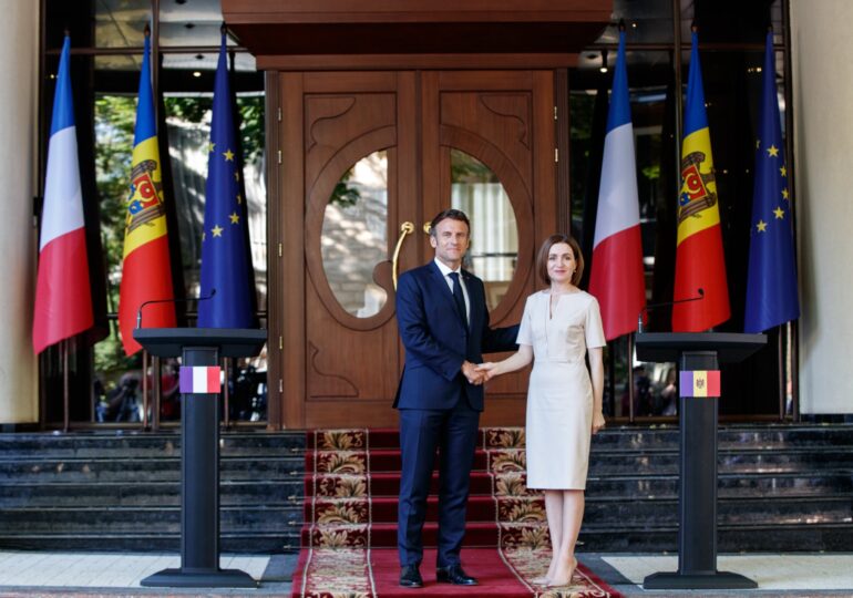 Macron i-a adus un omagiu lui Eminescu, în timpul vizitei la Chişinău (Foto)