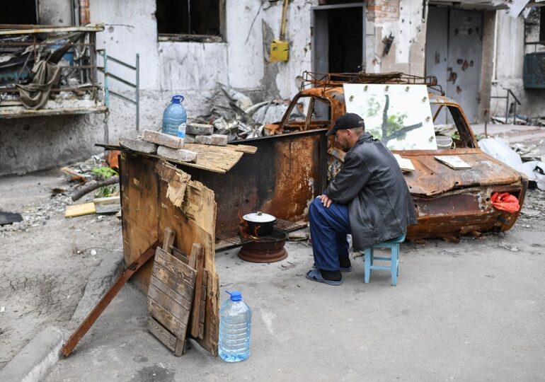 Risc de epidemie de holeră în Mariupol, din cauza apei infestate de gunoaie și cadavre