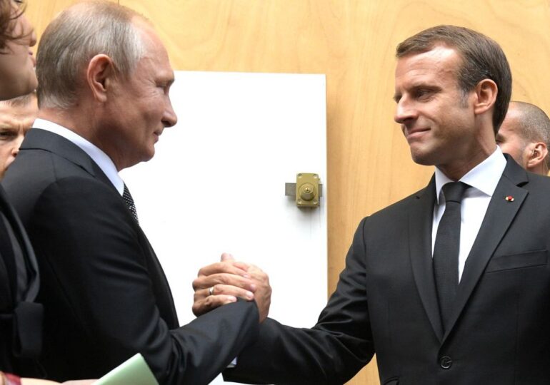 Macron i-a spus lui Putin că a făcut o greșeală "istorică" invadând Ucraina, dar Rusia "nu trebuie umilită"
