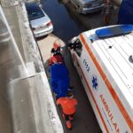 Se întâmplă în România: O ambulanță a fost blocată pe o stradă din cauza mașinilor parcate și nu a putut să ajungă la pacient