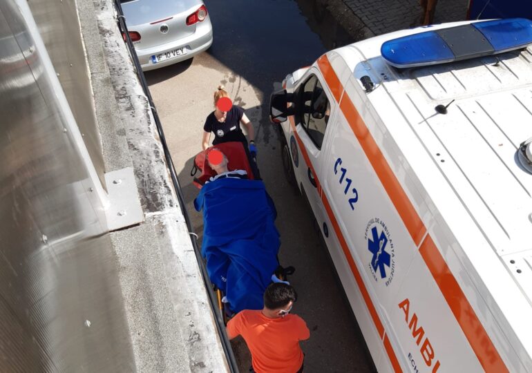 Se întâmplă în România: O ambulanță a fost blocată pe o stradă din cauza mașinilor parcate și nu a putut să ajungă la pacient