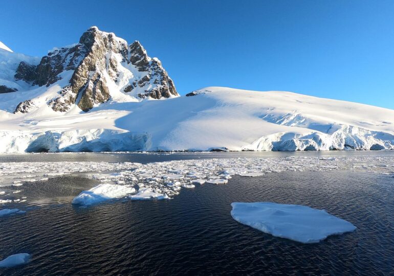 Antarctica a pierdut 7,5 trilioane de tone de gheață