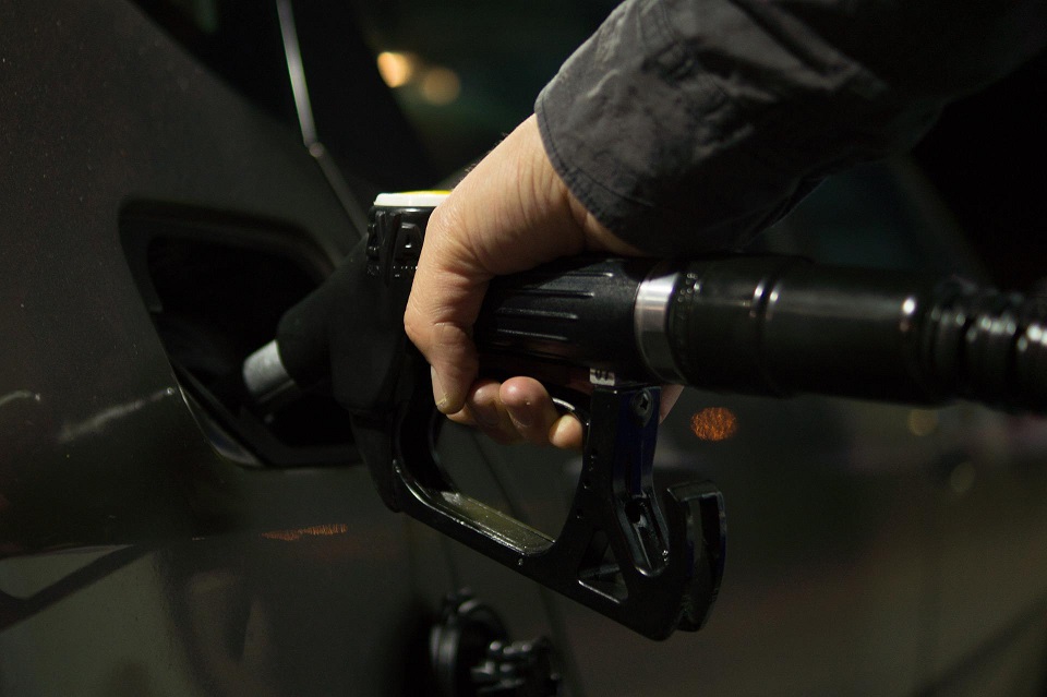 La cât ar putea ajunge prețul benzinei și cel al motorinei. Scenariile economiștilor arată posibile efecte și în inflație