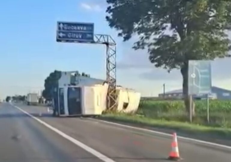 Neamț: Un camion cu stupi s-a răsturnat. A fost emis mesaj RO-Alert, o persoană a ajuns deja la spital din cauza înțepăturilor