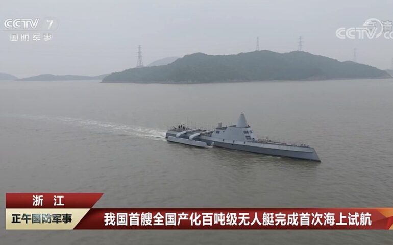 China a testat pe mare o navă-mamă inteligentă care navighează autonom și poartă zeci de drone