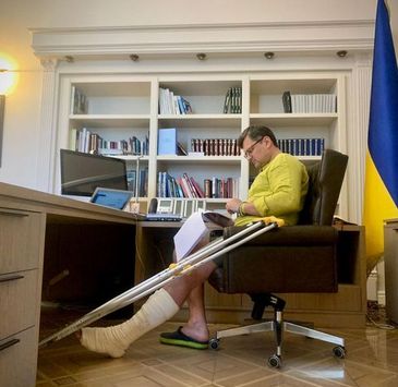 Ministrul de Externe al Ucrainei a ajuns în cârje: Chiar și într-un picior, înainte spre victorie!