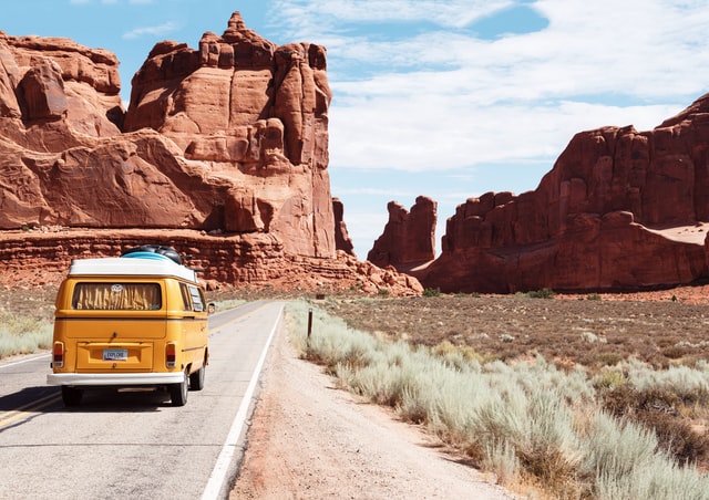 Ghidul călătorului în vacanță: cum să te pregătești pentru o excursie cu mașina