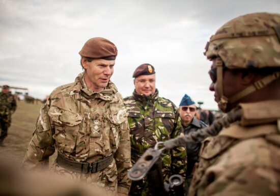 Încă un important lider militar britanic spune că Regatul Unit trebuie să se pregătească de război