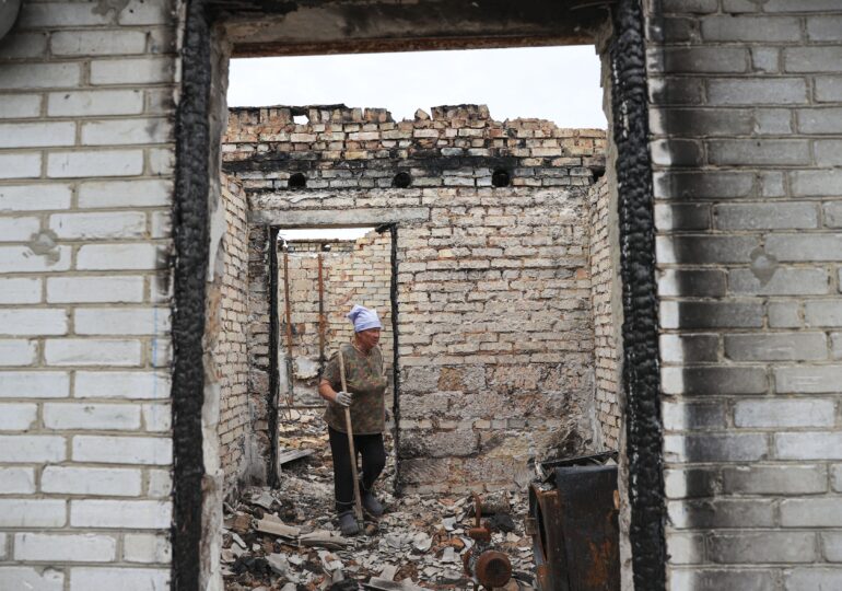 Ziua 110: Severodonețkul e complet izolat, Ucraina numără 12.000 de civili morți. Rusia a rămas fără „Adam cel Groaznic”, Zelenski promite că va recuceri Crimeea