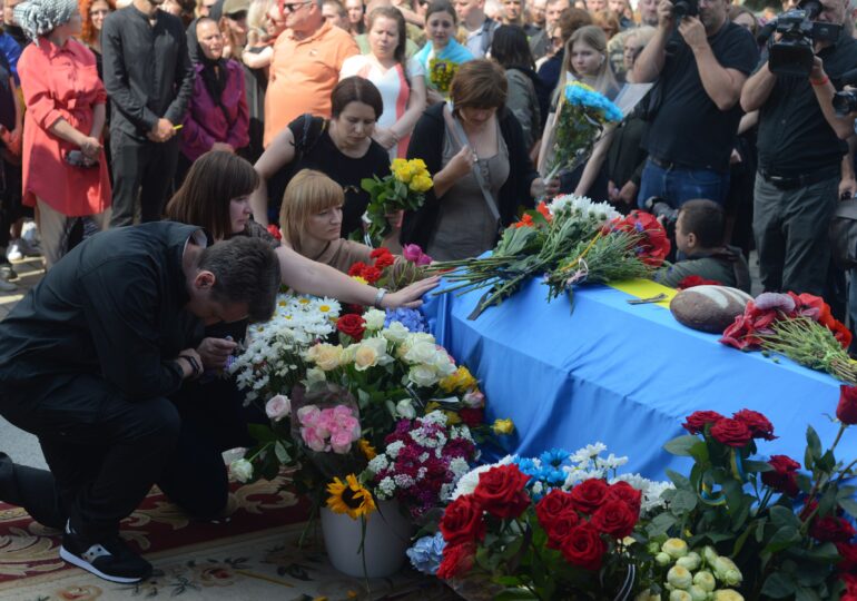 Ucrainenii își jelesc „generația de aur” pierdută pe frontul războiului cu Rusia - reportaj The Guardian