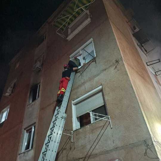 Incendiu într-un bloc din Arad: 5 persoane au ajuns la spital