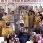 Momentul în care Patriarhul Kiril cade lat în biserică (Video)