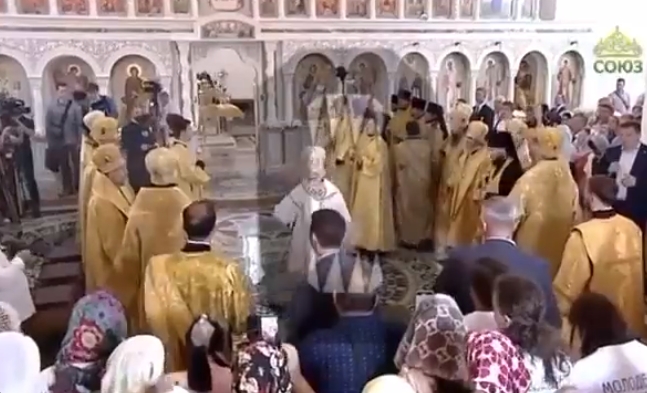 Momentul în care Patriarhul Kiril cade lat în biserică (Video)