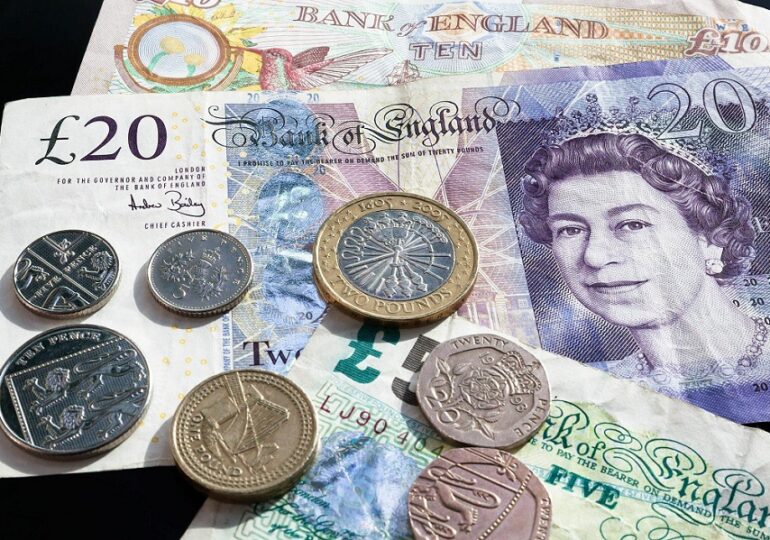 Dolarul atinge un nou record, lira sterlină s-a prăbușit la un minim istoric