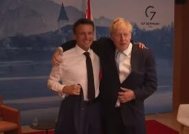 Boris Johnson îl avertizează pe Macron că negocierile îi dau putere „dictatorului Putin” și prelungesc războiul