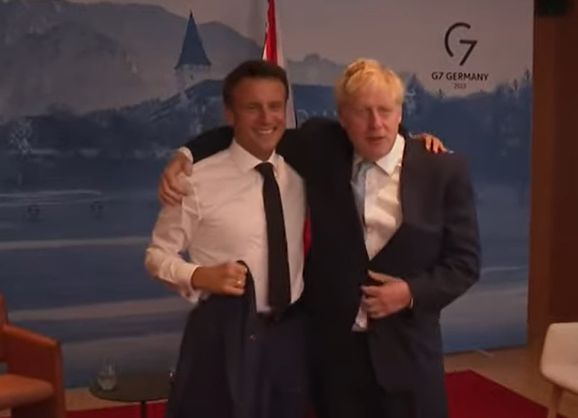 Boris Johnson îl avertizează pe Macron că negocierile îi dau putere „dictatorului Putin” și prelungesc războiul