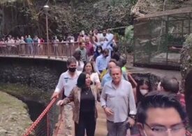 Un pod s-a prăbuşit chiar în timpul inaugurării şi oamenii au căzut LIVE, pe Internet (Video)