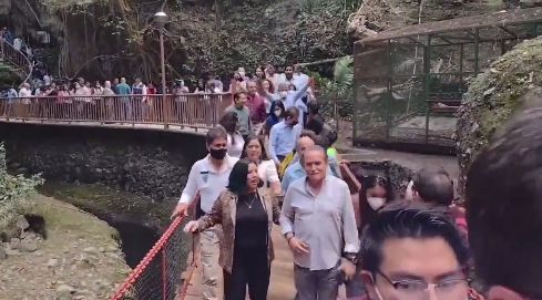 Un pod s-a prăbuşit chiar în timpul inaugurării şi oamenii au căzut LIVE, pe Internet (Video)