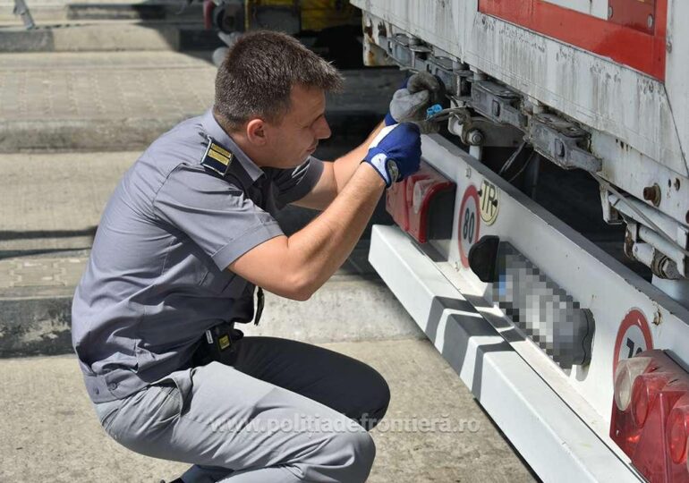 Ascunşi printre sicrie. Aşa au încercat 36 de străini să iasă din ţară