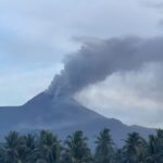 Un oraș întreg a fost acoperit de cenușă, după erupția unui vulcan (Foto & Video)