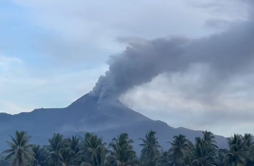 Un oraș întreg a fost acoperit de cenușă, după erupția unui vulcan (Foto & Video)