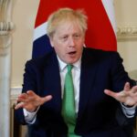 Împotriva tuturor, premierul Boris Johnson se agaţă de putere. Aproape 50 de demisii din Guvern