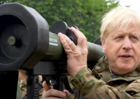 Boris Johnson a vizitat soldații ucraineni din Marea Britanie. A aruncat cu grenade și a pozat cu mitraliere și lansatoare (Foto&Video)