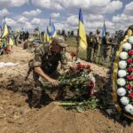 Furia și frica mamelor soldaților ruși morți în război. Cum se transformă familiile celor trimiși pe front în dușmanii lui Putin