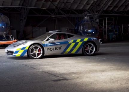 Ce a făcut poliția cehă cu 10.000 de lire dintr-un Ferrari de lux confiscat (Video)