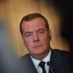 Medvedev îi spune premierului Japoniei că ar trebui să-și facă harakiri