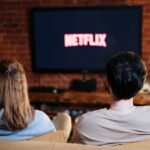 Cum vrea Netflix să-şi taxeze abonații care partajează parolele