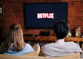 Cum vrea Netflix să-şi taxeze abonații care partajează parolele