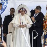 Momentul în care papa Francisc a sărutat mâna unui lider al indigenilor americani (Foto)