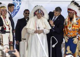 Momentul în care papa Francisc a sărutat mâna unui lider al indigenilor americani (Foto)