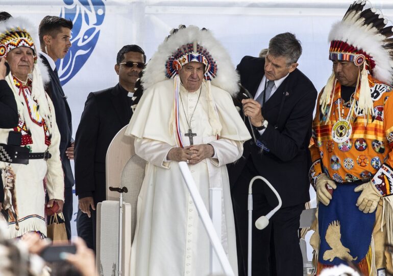 Momentul în care papa Francisc a sărutat mâna unui lider al indigenilor americani (Foto)