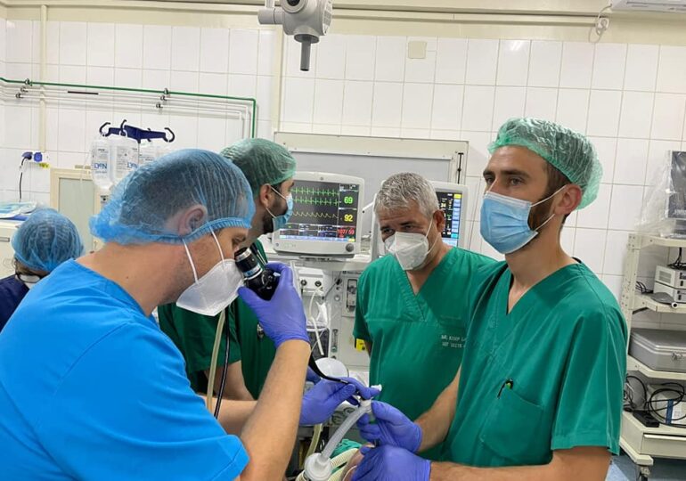 Premieră la Iași: Medicii au intervenit cu succes la un pacient cu o afecțiune pulmonară rară și extrem de severă