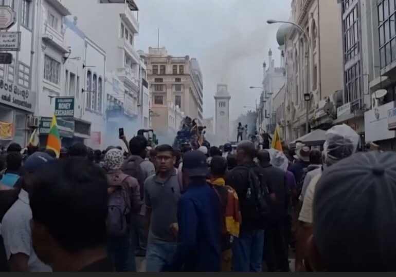 Violențe în creștere în Sri Lanka: Reședința premierului a fost incendiată (Video)