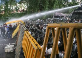 Protestatarii din Sri Lanka au luat cu asalt reşedinţa preşedintelui şi i-au înotat în piscină (Video) <span style="color:#ff0000;font-size:100%;">UPDATE</span> Șeful statului și-a anunțat demisia