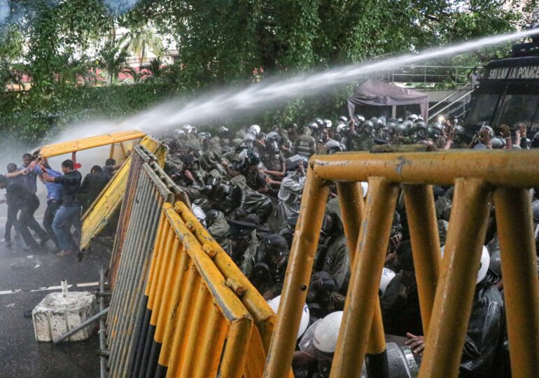 Protestatarii din Sri Lanka au luat cu asalt reşedinţa preşedintelui şi i-au înotat în piscină (Video) <span style="color:#990000;font-size:100%;">UPDATE</span> Șeful statului și-a anunțat demisia