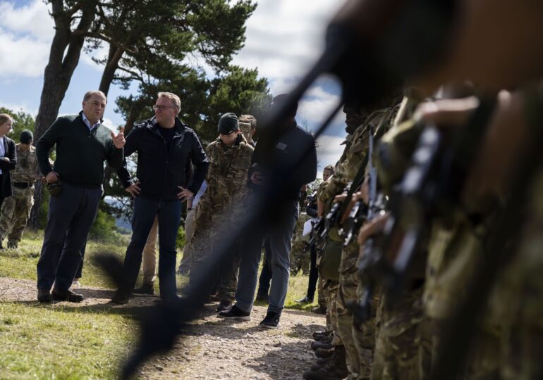 Soldaţii Ucrainei au ajuns în Marea Britanie pentru antrenament special. Vor fi 10.000 şi Londra a cumpărat AK-uri special pentru ei