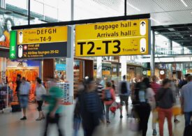 Haos pe aeroportul Heathrow: Cum folosesc unii pasageri un truc de pe TikTok ca să nu mai stea la coadă