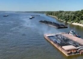 Trei barje cu 3.600 de tone de cărbune s-au blocat pe Dunăre. Canicula a aprins cărbunele, care arde mocnit (Video)