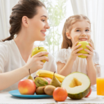 Sucul natural de fructe, asociat cu creșterea în greutate la copii și adulți – studiu