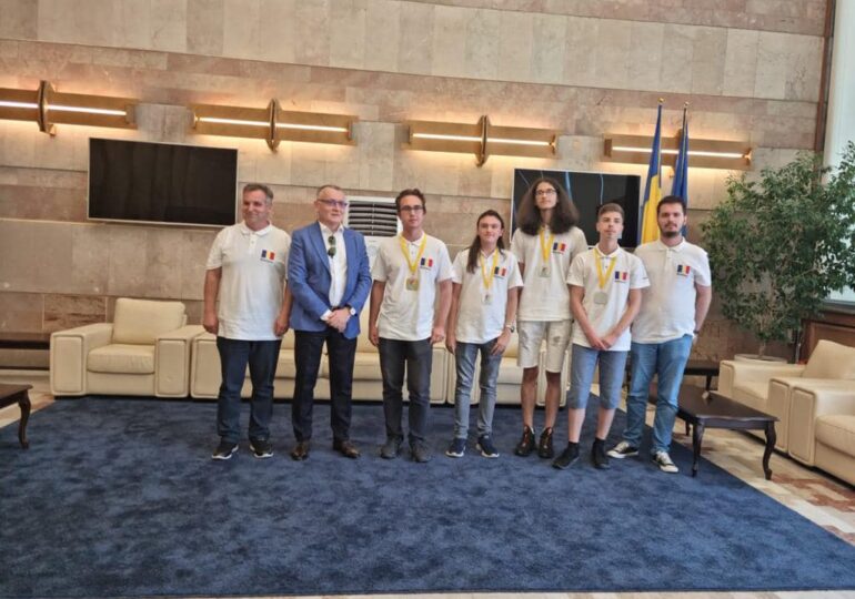 Nouă performanță pentru elevii români: Patru premii la Olimpiada de Informatică a Europei Centrale şi locul I pe echipe