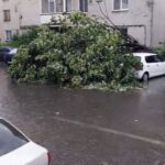 A fost cod roşu la Râmnicu Vâlcea: Un sfert de oră de furtună a devastat oraşul (Video)