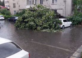 A fost cod roşu la Râmnicu Vâlcea: Un sfert de oră de furtună a devastat oraşul (Video)
