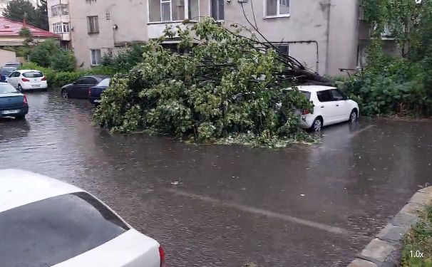 A fost cod roşu la Râmnicu Vâlcea: Un sfert de oră de furtună a devastat oraşul (Video)