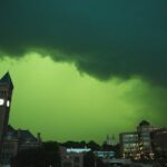 Imagini spectaculoase cu o furtună. Cerul s-a făcut verde (Foto & Video)